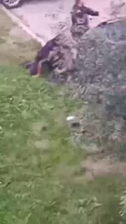 هاجم مهاجرون في حشد من الناس ضباط الشرطة في خماون. وصلت فرقة لتدقيق المستندات و…