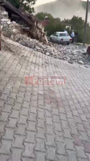 الناس الذين لم يكن لديهم الوقت للخروج من المباني أثناء الزلزال في تركيا كانوا يختبئون…