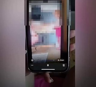 وأجبر المعتدي العاري الفتاة على أكل الحنطة السوداء من الأرض وضربها بحزام. مقيم…