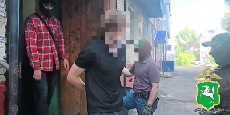 تلميذ يرسم صليبًا معقوفًا على الرمال: الآن يواجه 3 سنوات في السجن…