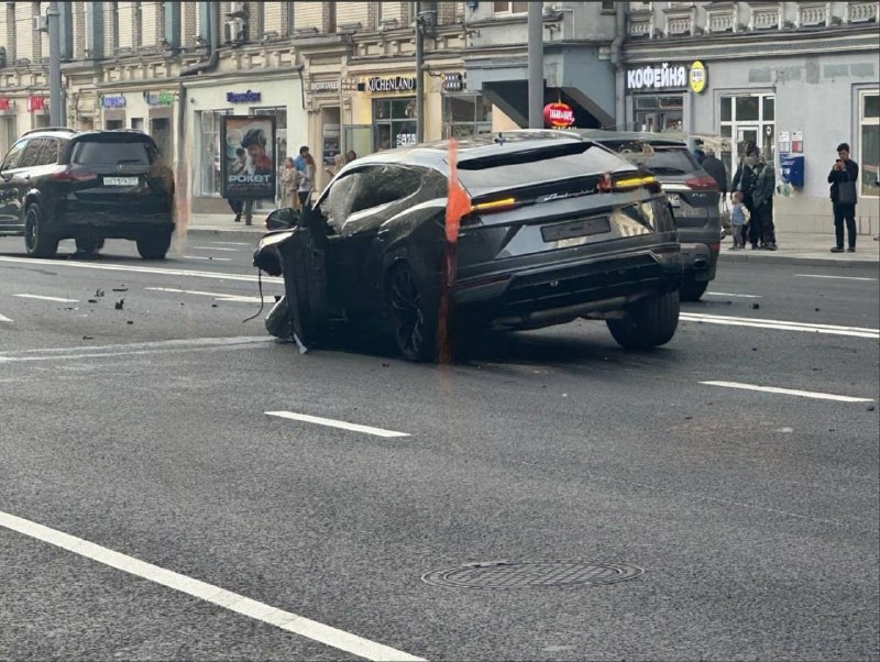 حادث “فاخر” وسط موسكو: اصطدام سيارتي لامبورغيني أوروس وتويو هناك…
