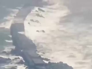 يغادر الناس سواحل هاواي بشكل جماعي بسبب خطر حدوث تسونامي ويتحركون إلى الداخل…