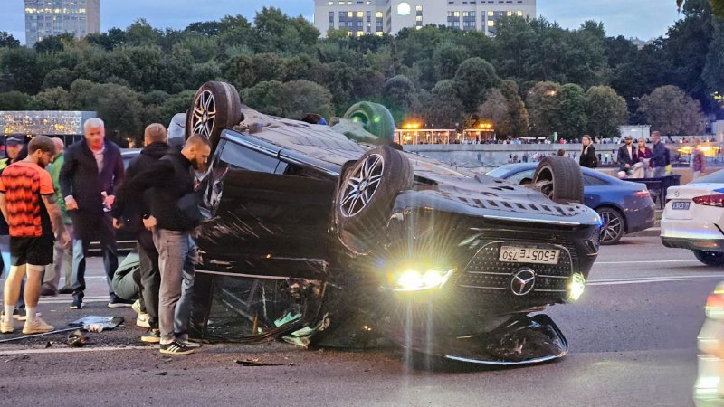 اصطدمت سيارة بي إم دبليو تحمل اللوحات الجنائية رقم 666 وحافلة صغيرة تقل أجانب وسط مدينة محمد…