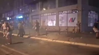 الاحتجاجات الطلابية في صربيا: المتظاهرون يهاجمون الشرطة في بلغراد ونيو…