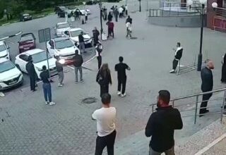 قام حشد من المهاجرين بضرب نصف روسي يبلغ من العمر 20 عامًا حتى الموت في ششيلكوف بالقرب من موسكو.