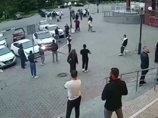 قام حشد من المهاجرين بضرب نصف روسي يبلغ من العمر 20 عامًا حتى الموت في ششيلكوف بالقرب من موسكو.
