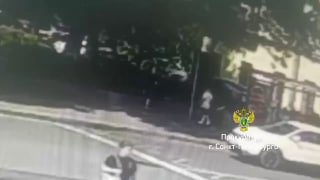 تعرضت تلميذة لصعقة كهربائية شديدة في محطة للحافلات وسط مدينة سانت بطرسبرغ، صدمتها…
