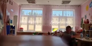 هيا تناول الطعام! سخيف، سخيف… هذا كل شيء، لا أستطيع! معلمة جيدة التغذية في روضة أطفال…