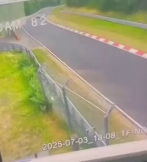 حادث مروع مع انفجار: اصطدام سيارتين بورش 911 وBMW M2 بسرعة عالية…