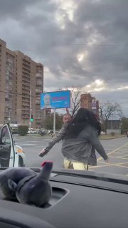 امرأة من موسكو توبخ بقسوة سائق سيارة أجرة مهاجر حاول مضايقتها في جواز سفرها…