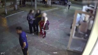 قرر رجل ملتحٍ جريء تقديم عرض غير رسمي في شبه جزيرة القرم لظهوره، لكنه تلقى…