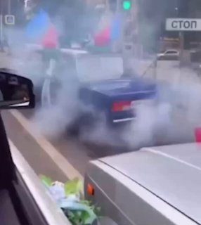 سائق متهور في سيارة “سبعة” ترفع أعلام أذربيجان بدأ سباقا حول ساراتو…