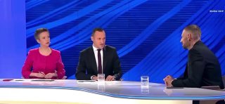– من أجل “الضربة ضد اللوكاشية” جمعت 200 ألف يورو، لكنني جمعت ألفًا. – ماذا أنت… – من أجل “الضربة ضد اللوكاشية” جمعت 200 ألف يورو، لكنني جمعت ألفًا. – ماذا أنت…