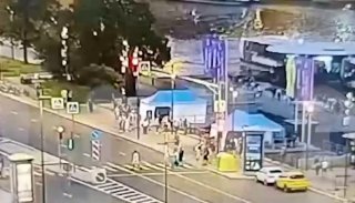 صدمت السيارة حشدًا من المشاة وهربت من مكان الحادث على جسر بيريزكوفسكايا…