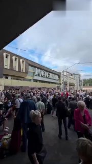 تجمع حشد من الناس في محطة سكة حديد بافيليتسكي في موسكو: تأخر مغادرة القطارات …