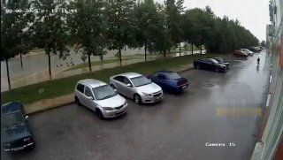 هاجم مهاجم مجهول غير مناسب طفلاً بسكين في نوفوسيبيرسك. ركض الرجل إلى…