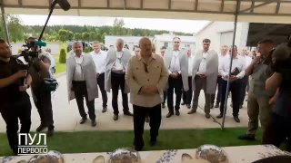 استخدم لوكاشينكو حليب بوتين كمثال. الزعيم البيلاروسي يتذوق الحليب.. استخدم لوكاشينكو حليب بوتين كمثال. الزعيم البيلاروسي يتذوق الحليب..