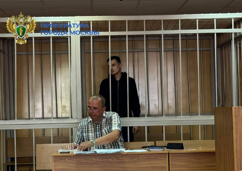 لحظة الاصطدام بحشد من المارة على جسر Berezhkovskaya في موسكو. في اللقطات…