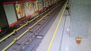 نام أحد سكان موسكو المخمور، بعد أن دفعته صديقته على القضبان في مترو الأنفاق،…