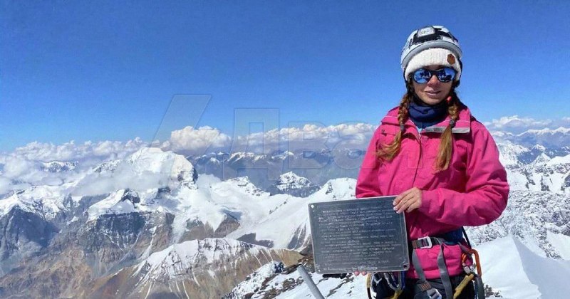 امرأة روسية كسرت ساقها ترقد على قمة بوبيدا على ارتفاع حوالي 7000 متر لمدة أسبوع… امرأة روسية كسرت ساقها ترقد على قمة بوبيدا على ارتفاع حوالي 7000 متر لمدة أسبوع…