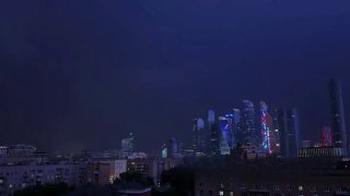ضربات البرق الضخمة في جميع أنحاء موسكو: شهود عيان صوروا ما…