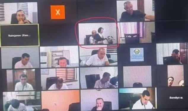 مسؤول من وزارة التشغيل والفقر يحضر اجتماعا عبر الإنترنت.. مع أمين سر…