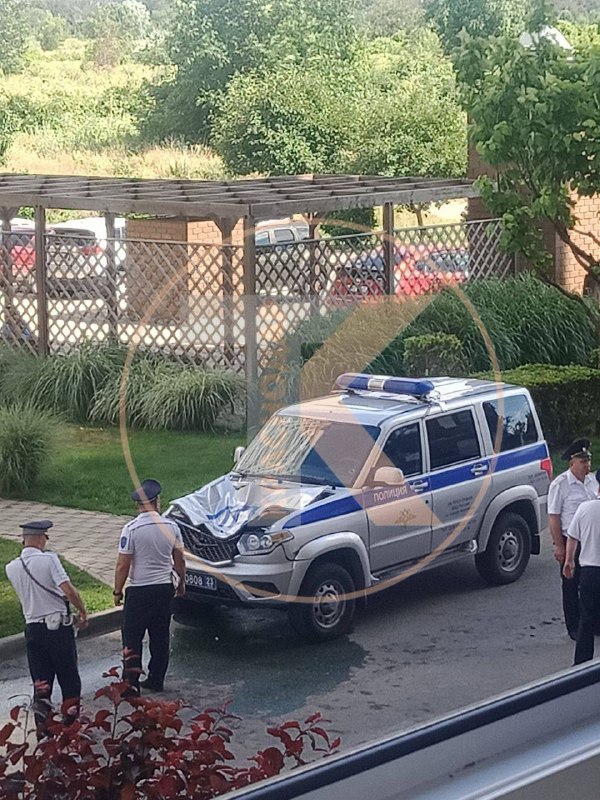 اللقطات ليست لضعاف القلوب: رجل يقفز من الشرفة في مجمع “راز-تفا-تري” السكني في أنابا يوم…