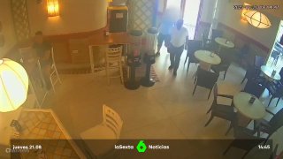 سكوف، بسبب حبه للمايونيز، قرر حرق العشاء لأن الصلصة المفضلة لديه هناك…