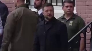 جاء زيلينسكي مرتديًا قميصًا أسود بسيطًا لحضور اجتماع مع مبعوث ترامب الخاص…