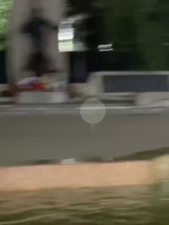 أربكت الفتاة حلبة الرقص والنصب التذكاري للجنود الذين سقطوا في كورغان. وها هم يبحثون عنها..