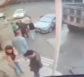 حاول سائق الشاحنة القلابة دهس الناس مرتين في نوفوسيبيرسك، لكن في المرتين…