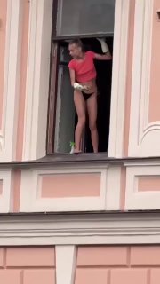 هل أنت مجنون سخيف؟ وسط المدينة أيها اللعين! امرأة سانت بطرسبرغ الساخنة في سراويل داخلية فقط…