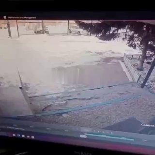كان رئيس قسم الشرطة المجنون يركض حول المبنى ويطلق النار على مرؤوسيه من…