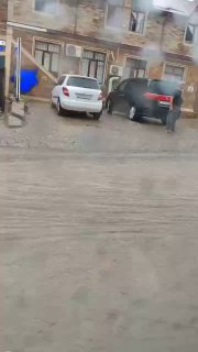 هطلت أمطار غزيرة وبرد بحجم أشجار الكرز على شوارع محج قلعة ومدن أخرى…