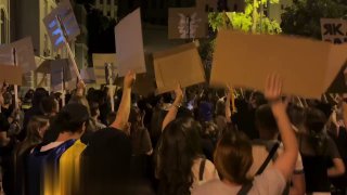 تكتسب الاحتجاجات الحاشدة في أوكرانيا زخمًا: لقد ملأ المتظاهرون الساحة بأكملها …